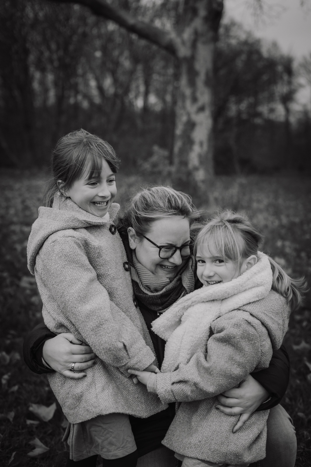Mama umarmt ihre beiden Töchter beim Familien Fotoshooting in Köln