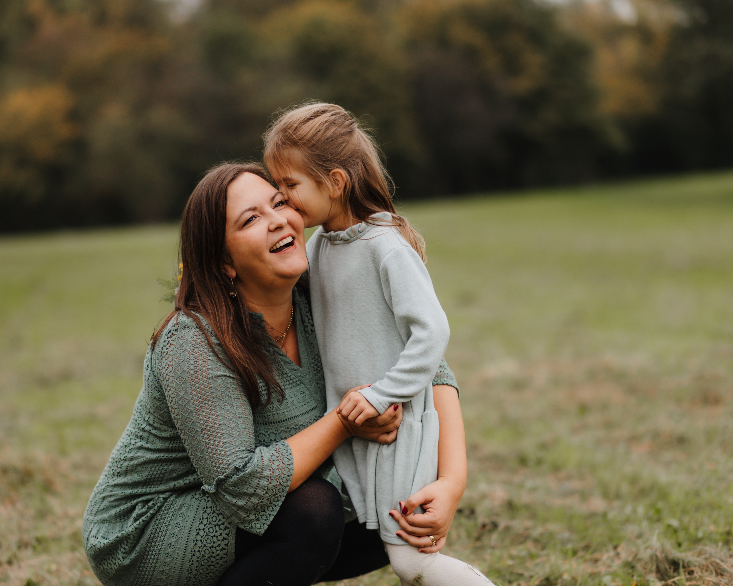 Mädchen gibt ihrer Mama einen Kuss auf die Wange