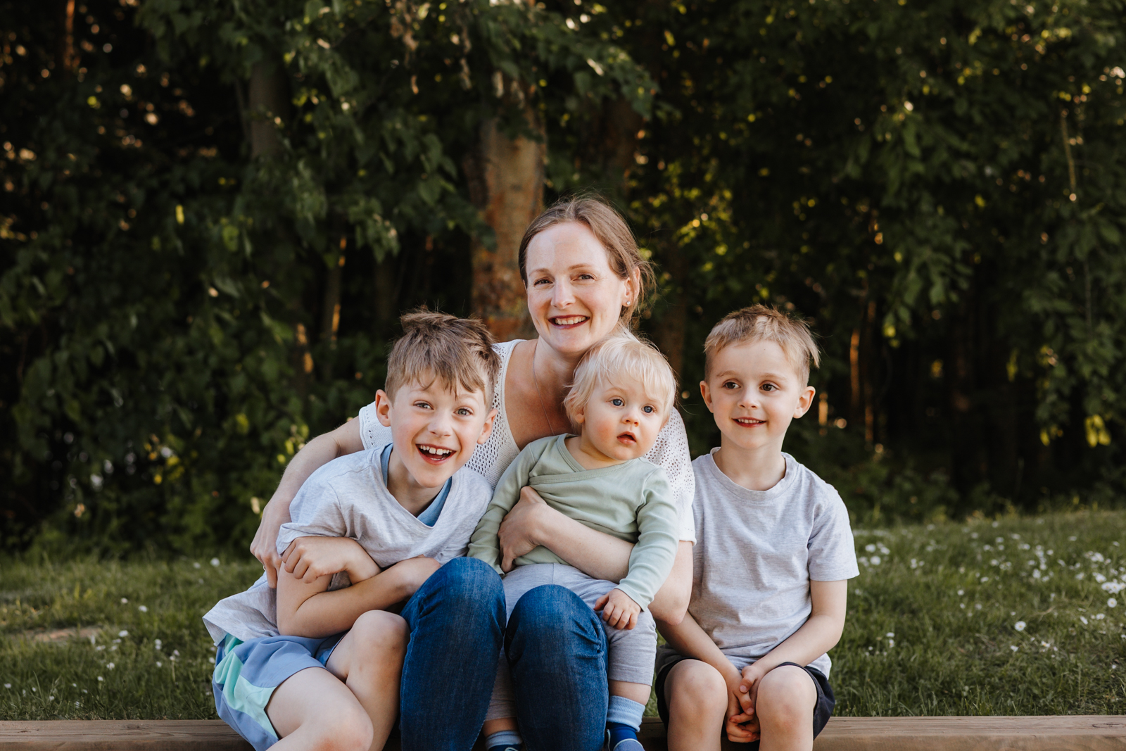 Mama kuschelt mit ihren drei Söhnen