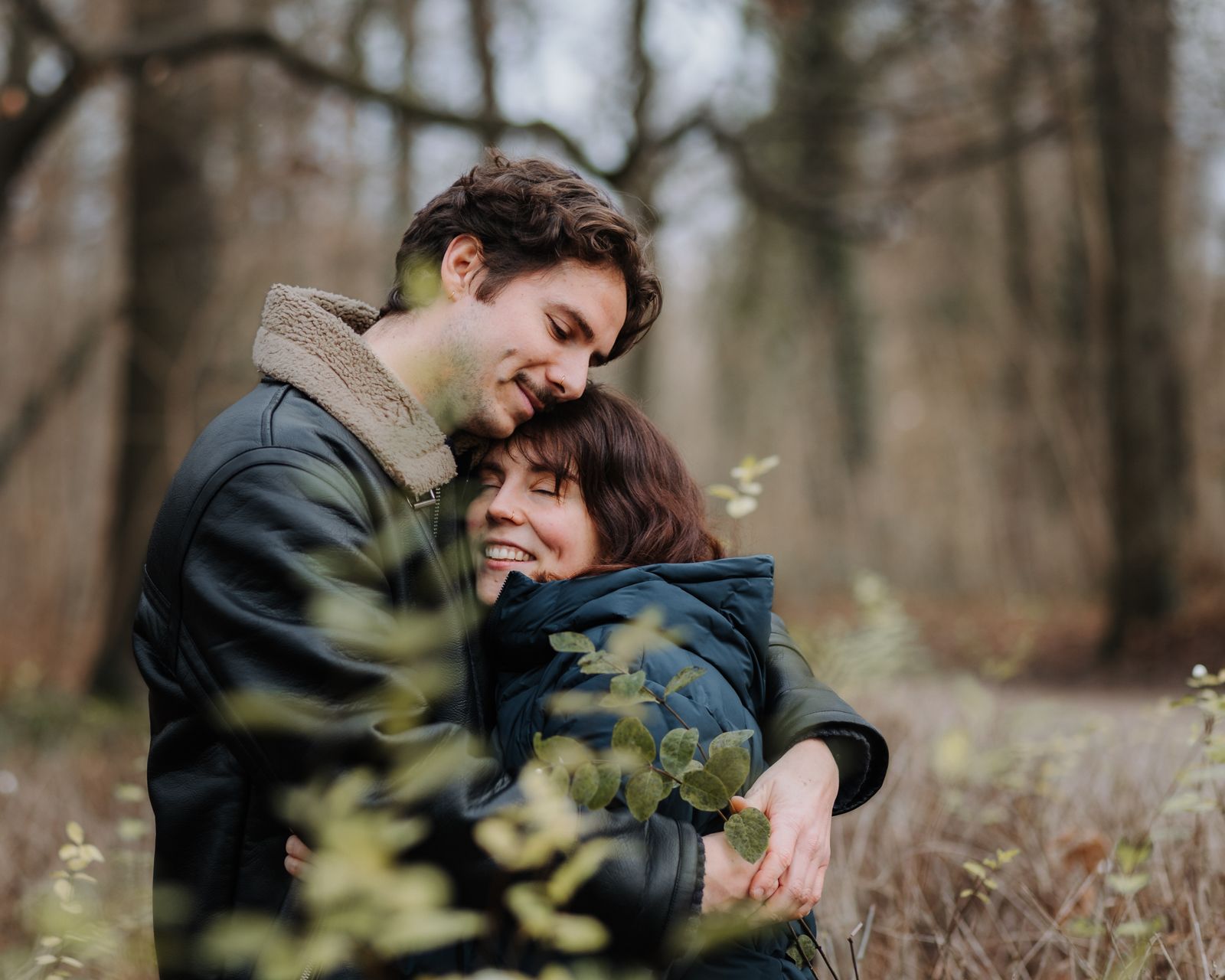 Verliebtes Paar umarmt sich entspannt – Paarfotografie Köln