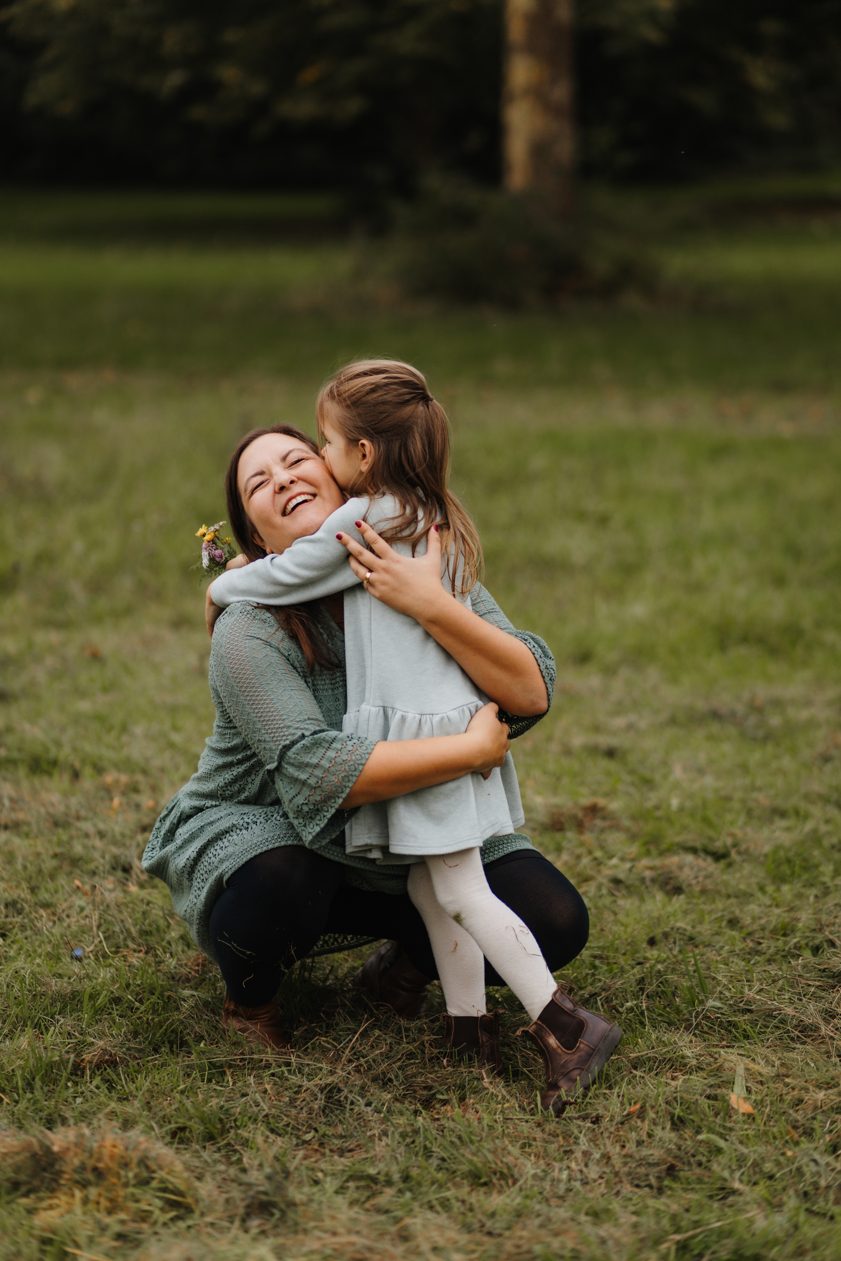 Tochter umarmt Mama – authentische Mama & Ich Fotografie Köln