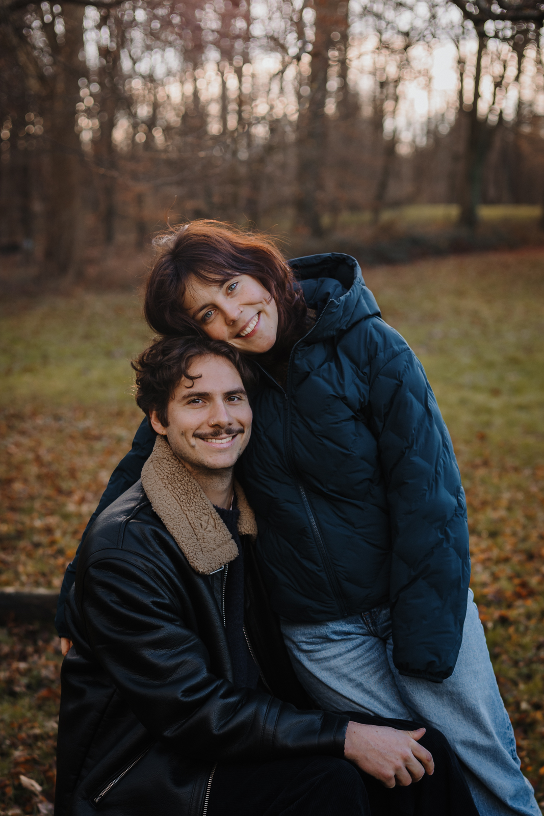 Junges verliebtes Pärchen kuschelt im Herbst im Park