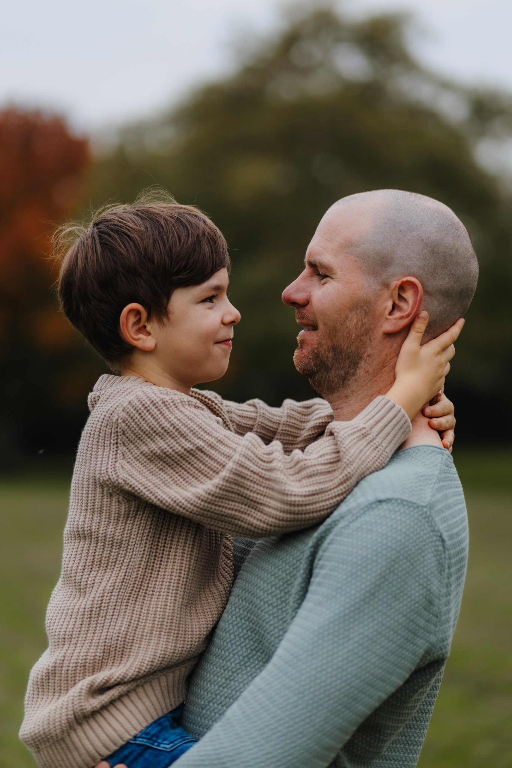 Papa und Sohn schauen sich liebevoll in die Augen beim Familienshooting in Köln