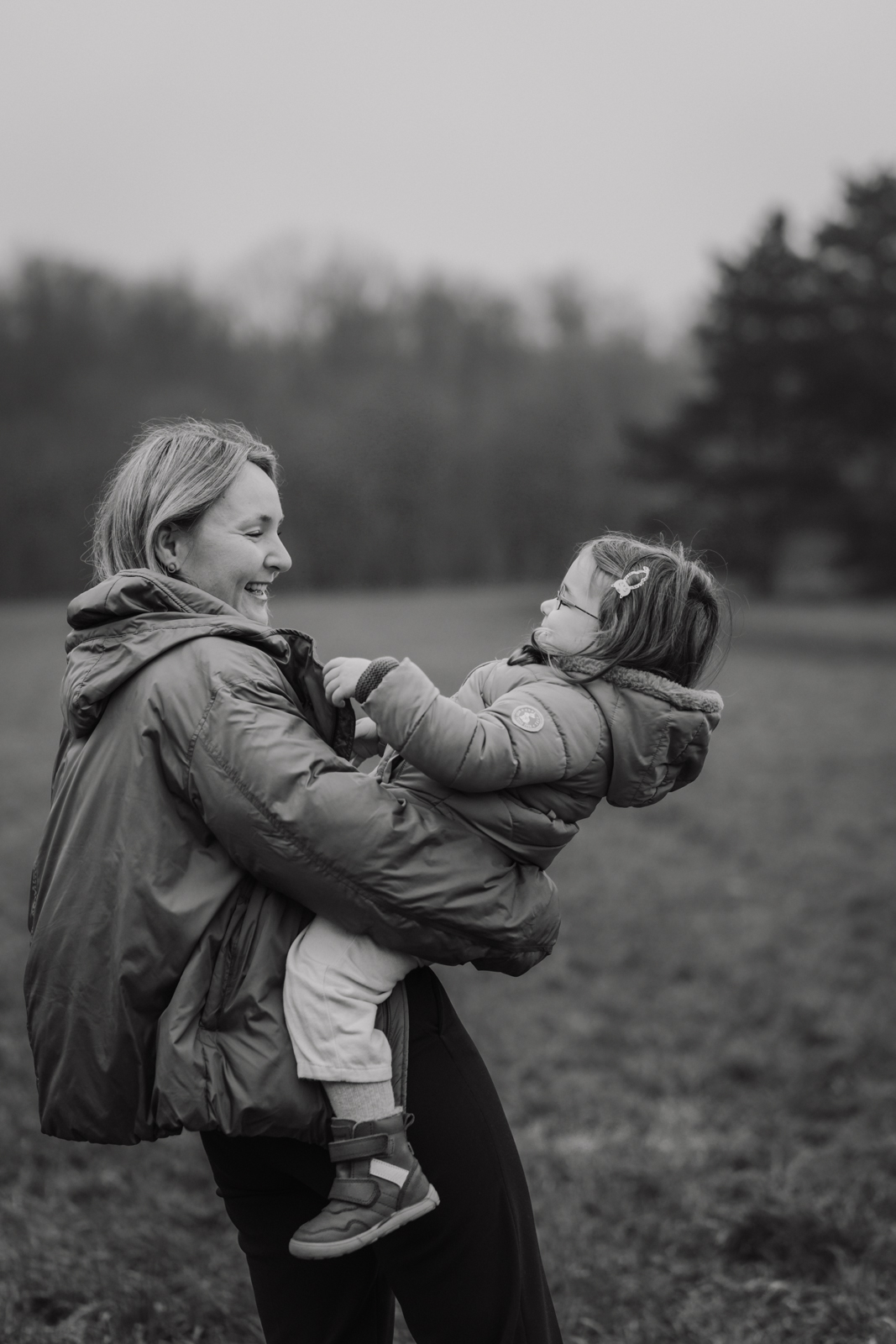 Mama und Kleinkind albern gemeinsam bei einem authentischen Fotoshooting mit Kindern in Köln