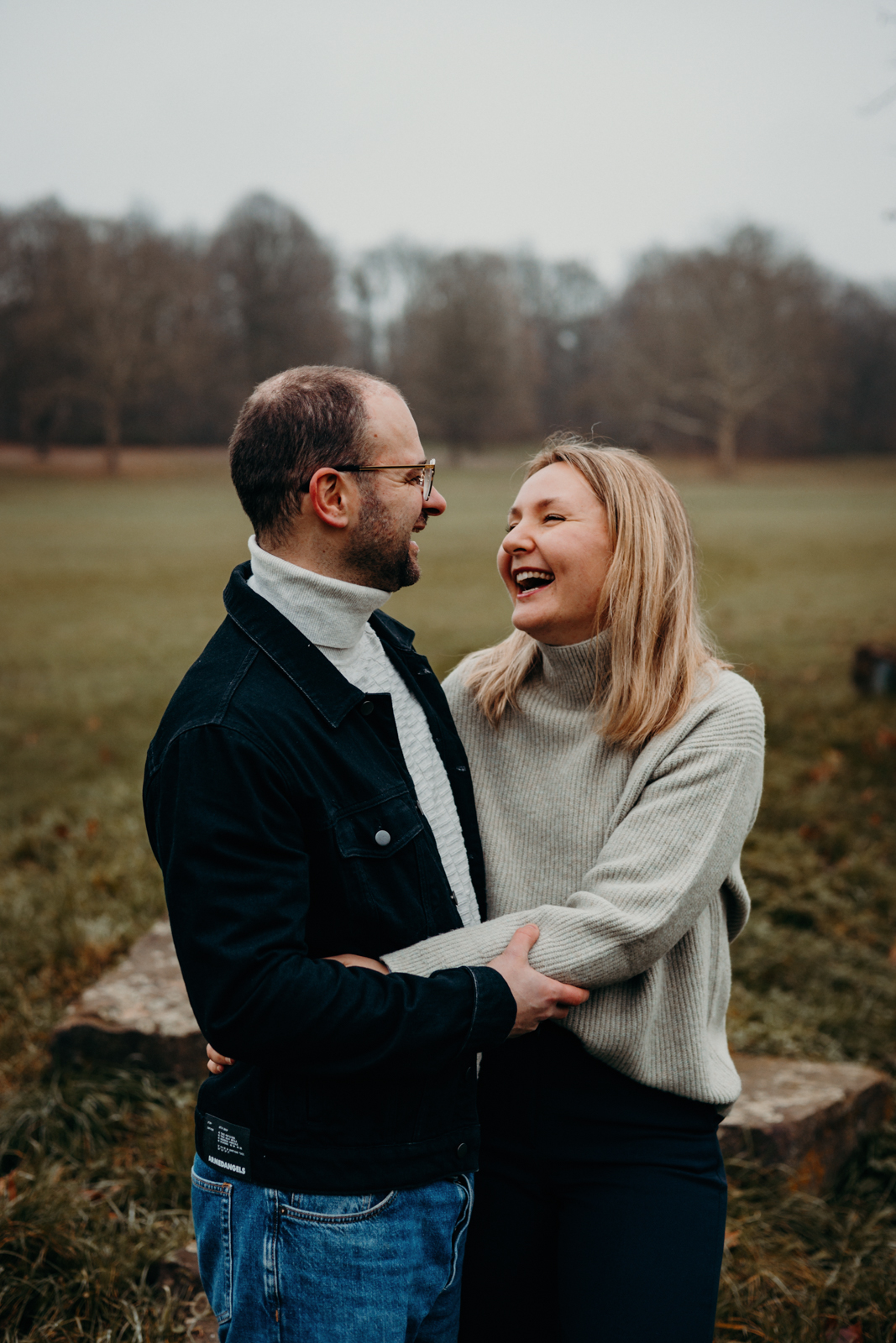 Paar Fotoshooting Köln – Paar umarmt sich und lacht herzlich