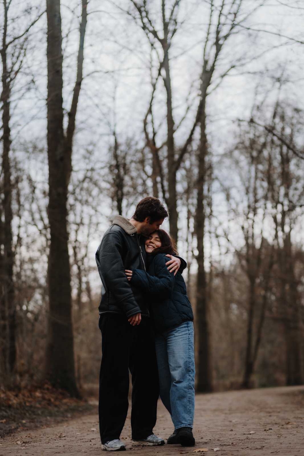 Paar umarmt sich beim Spaziergang im Wald