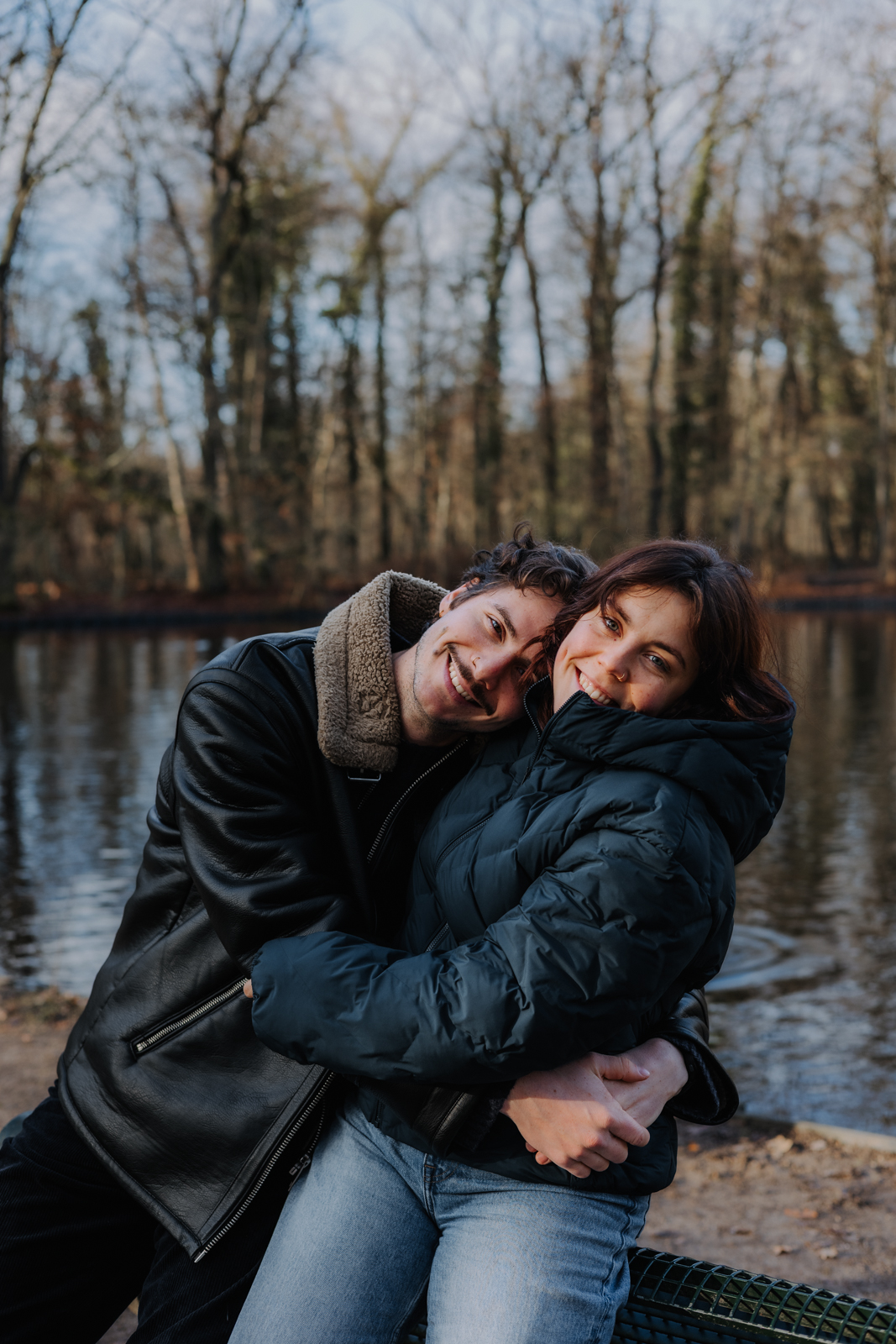 Paar Fotoshooting Köln – Paar lächelt entspannt in die Kamera in der Natur