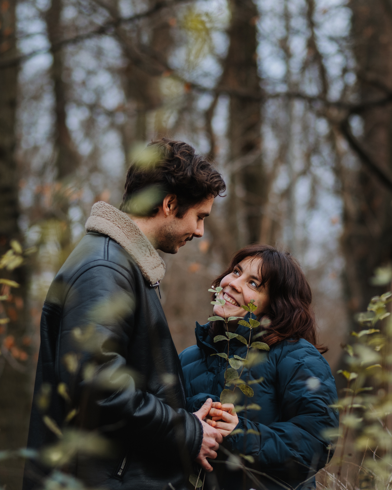 Paar Fotoshooting Köln – Paar schaut sich verliebt in die Augen