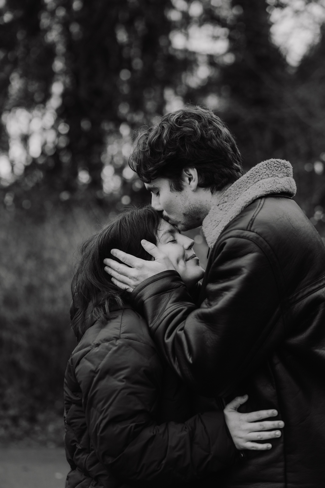 Mann küsst Frau sanft auf die Stirn