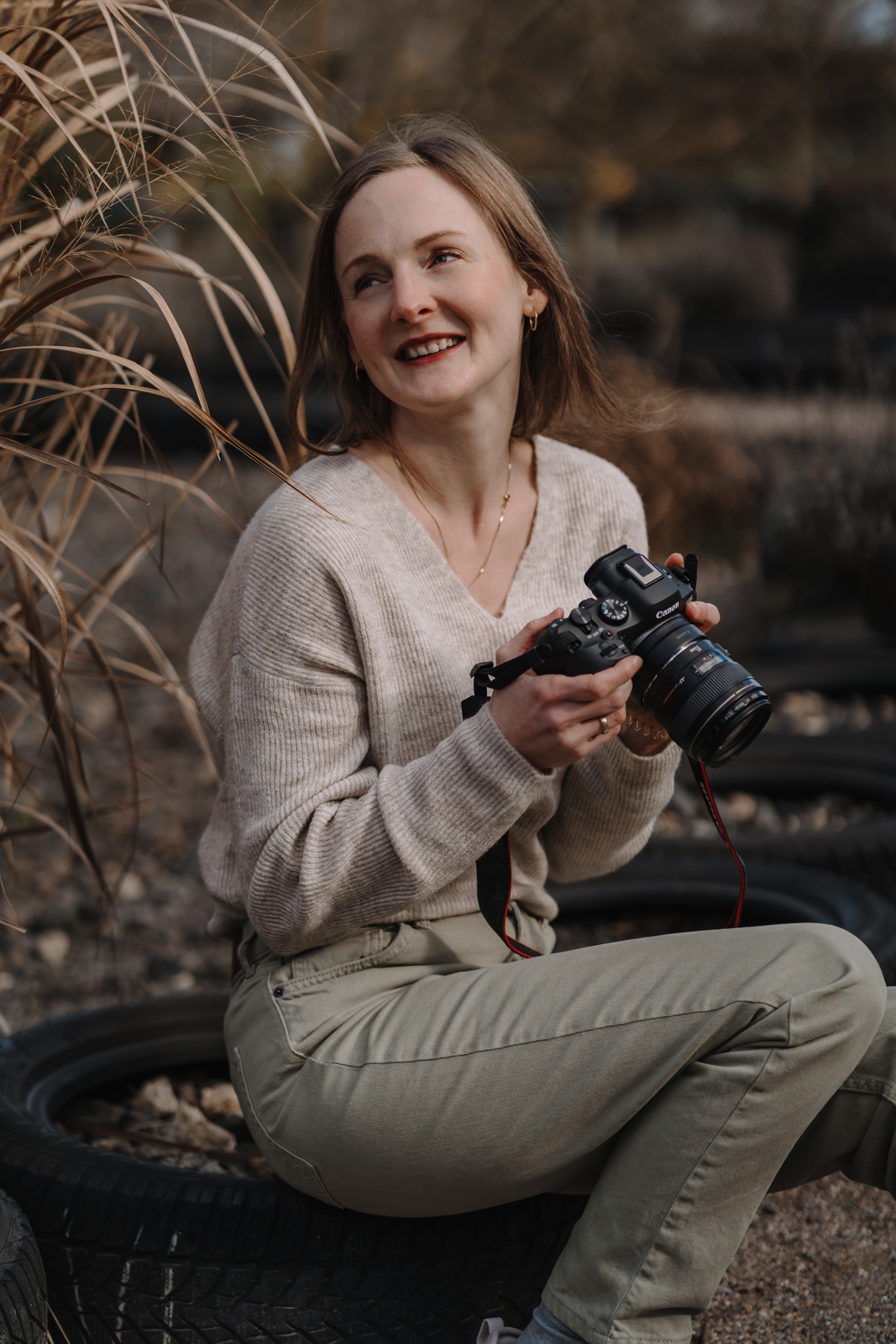 Familienfotografin Annika Rönitz mit Kamera in Köln