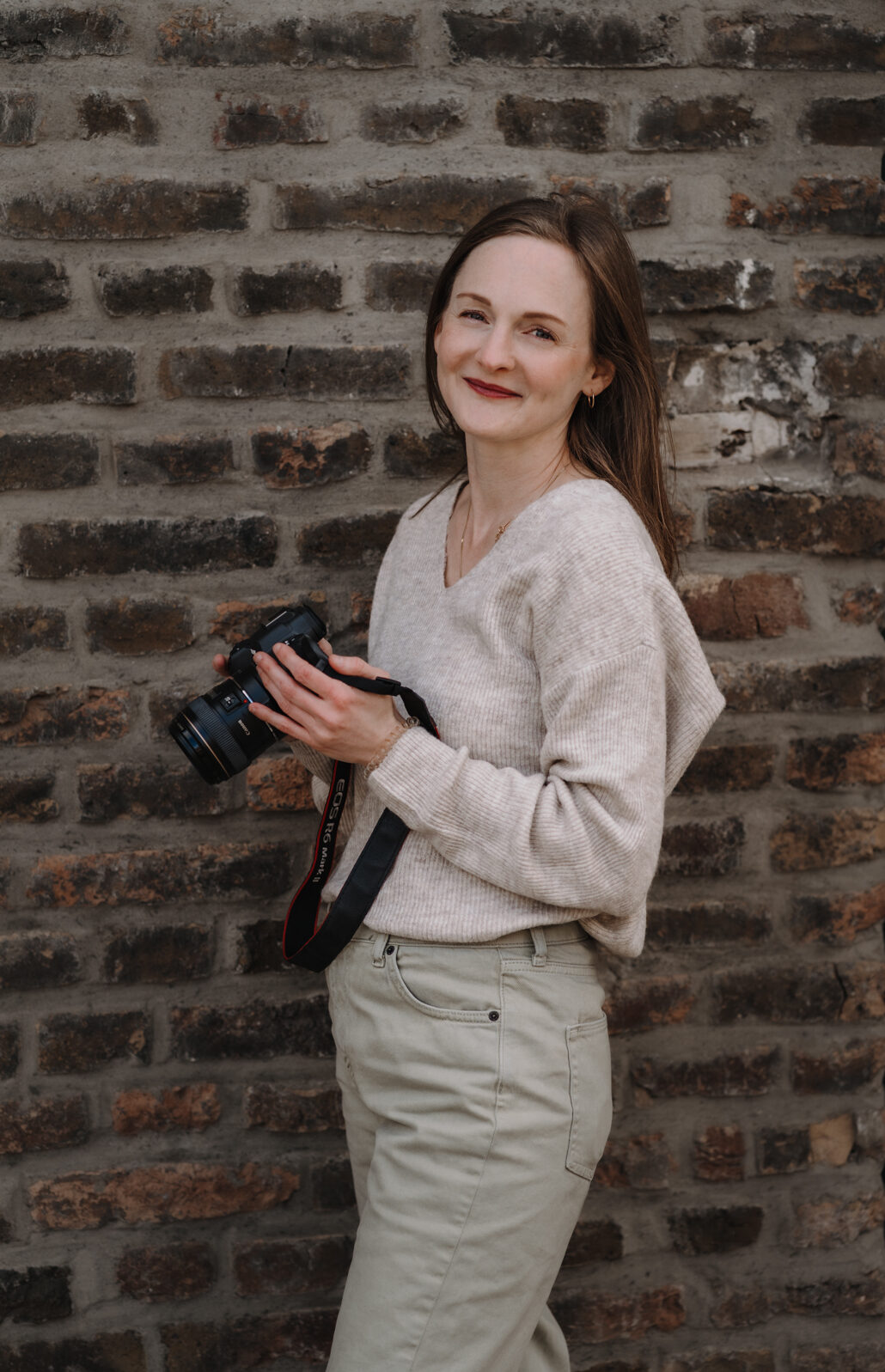 Fotografin Annika Rönitz aus Köln mit Kamera